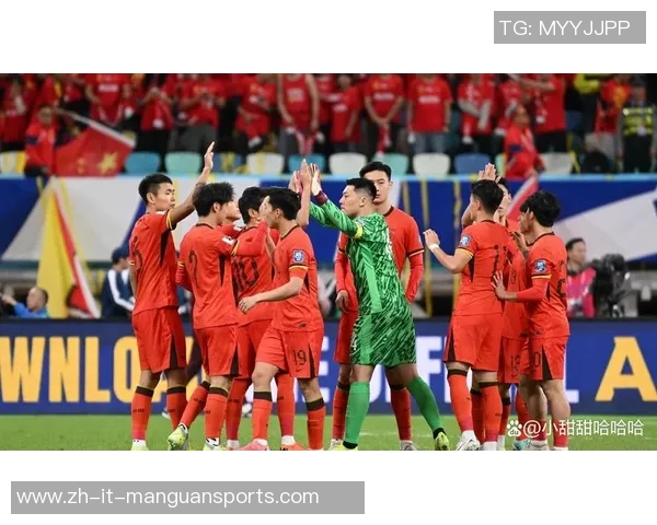 国足球星全情投入绿茵场日常训练展现拼搏精神激励无数球迷