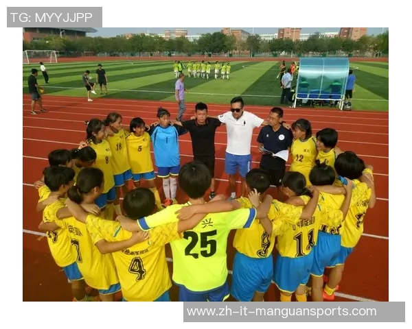 年轻帅气足球球星赛场英姿勃发展现无与伦比的青春风采与运动魅力 年轻帅气足球球星赛场英姿勃发展现无与伦比的青春风采与运动魅力